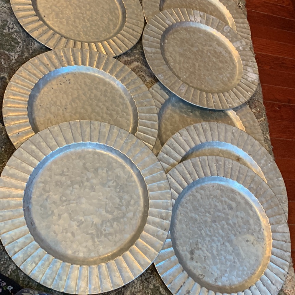 Sousplat LOT 8 galvanized rustic metal plate chargers 13” S lifestyle home 🌸